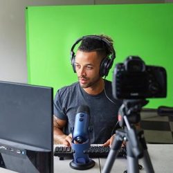 The Review Wire Holiday Gift Guide 2020: Explorer 90 Professional Green Screen + Background Bundle